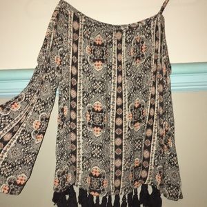 Off the shoulder blouse with tastles